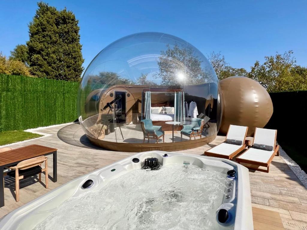 een bubbelhuis met een bad in een achtertuin bij Sierra Salvada Bubbles in Salmantón