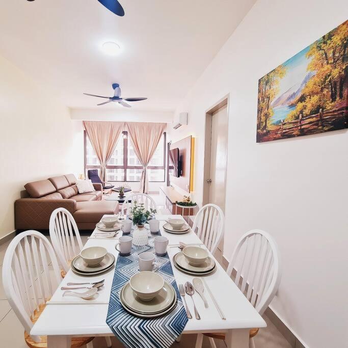 Een zitgedeelte bij UWen Sylist 2BR Family Suite