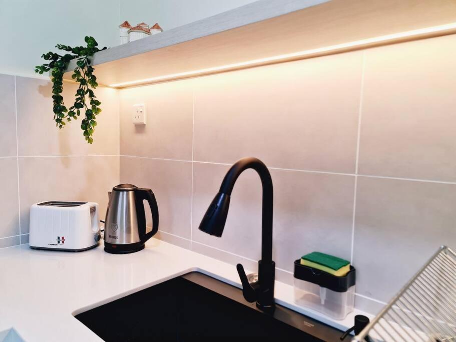 Een keuken of kitchenette bij UWen Sylist 2BR Family Suite