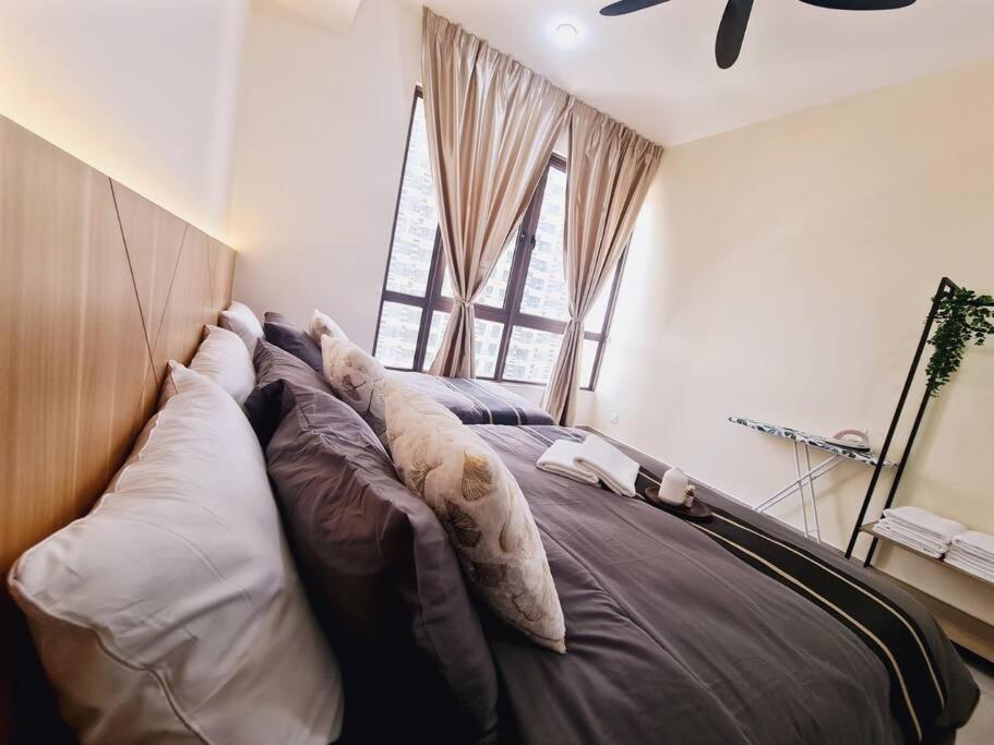 Een bed of bedden in een kamer bij UWen Sylist 2BR Family Suite