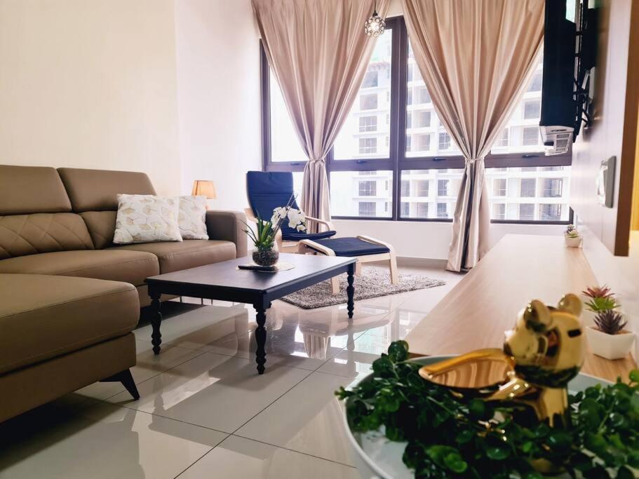 Een zitgedeelte bij UWen Sylist 2BR Family Suite