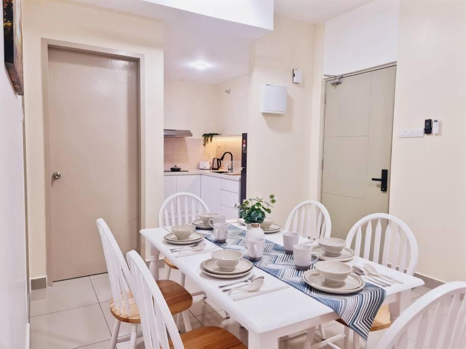 Een zitgedeelte bij UWen Sylist 2BR Family Suite