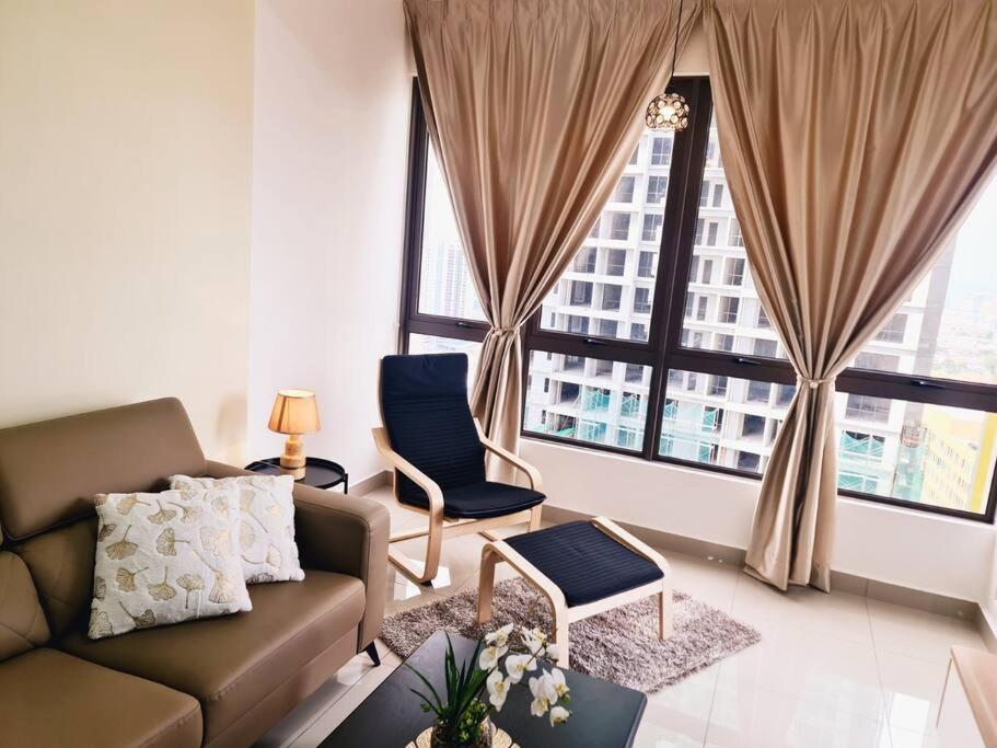 Een zitgedeelte bij UWen Sylist 2BR Family Suite