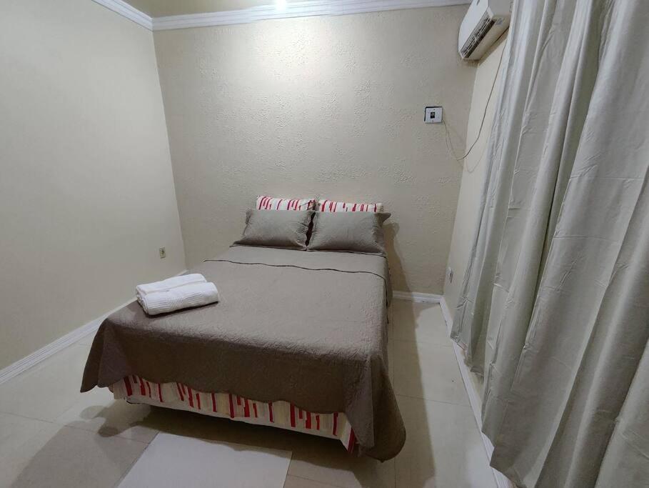 - un petit lit installé dans une pièce à côté d'une fenêtre dans l'établissement CasaCozy, à Boa Vista