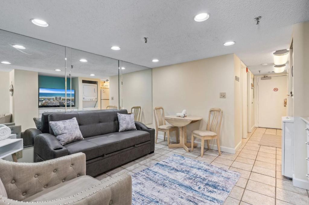 een woonkamer met een bank en een tafel bij Beautiful 2 Bedroom Apartment in Cherry Grove with Stunning Views Buena Vista 402 in Myrtle Beach