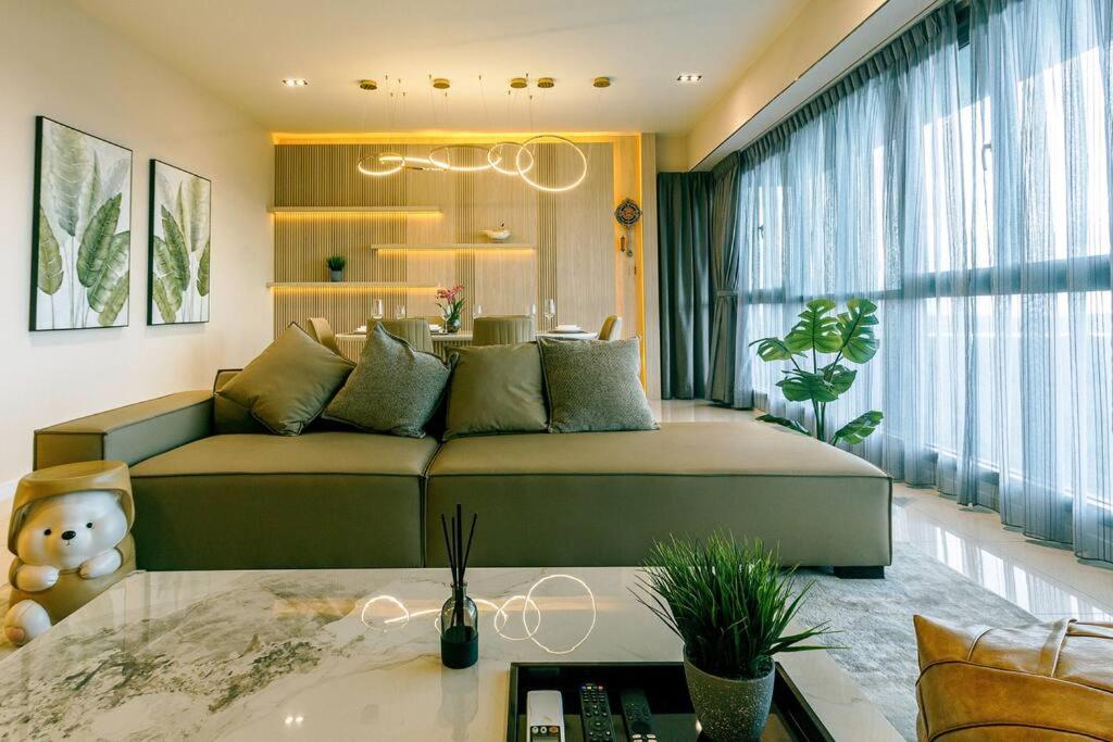 努沙再也Iskandar Residence in Medini City的带沙发和桌子的客厅