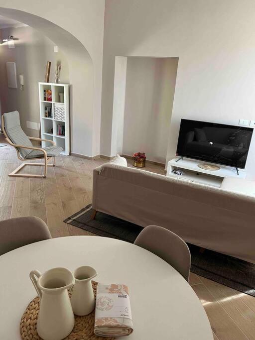 een woonkamer met een bank en een tafel bij Appartamento intero nuovo in Calvanico