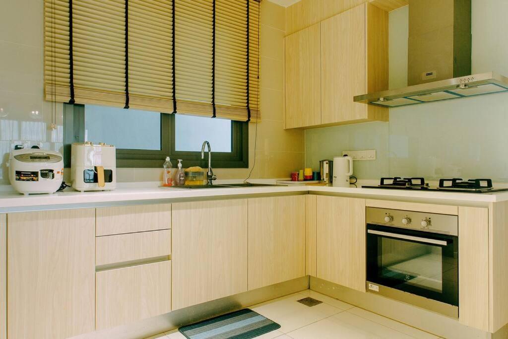 Iskandar Residence in Medini City的厨房或小厨房