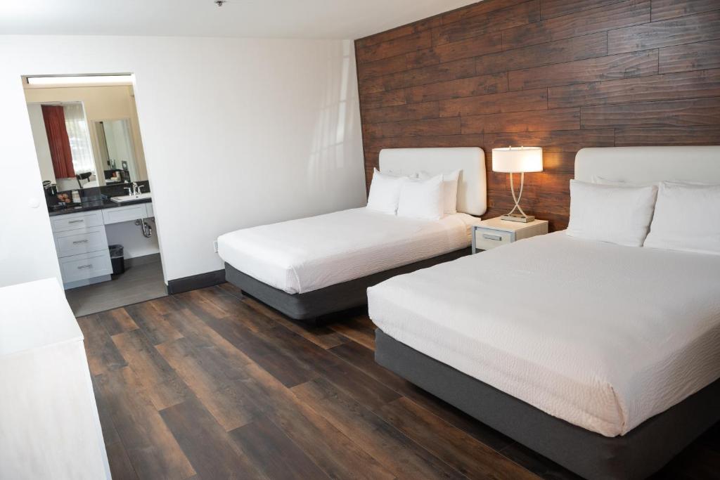 Postel nebo postele na pokoji v ubytování Carson Valley Motor Lodge and Suites
