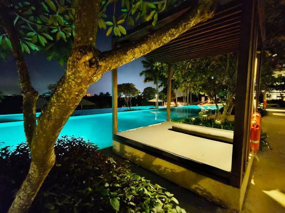 Iskandar Residence in Medini City内部或周边的泳池