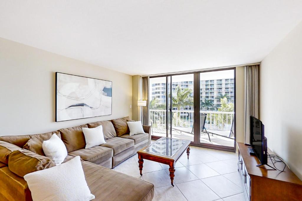 ein Wohnzimmer mit Sofa und Fernseher in der Unterkunft South Seas Serenity in Marco Island
