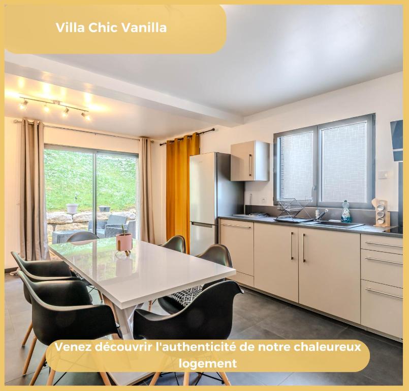 een keuken met een tafel en stoelen in een kamer bij Chic Vanilla Home, Entre Annecy et Genève in Cruseilles