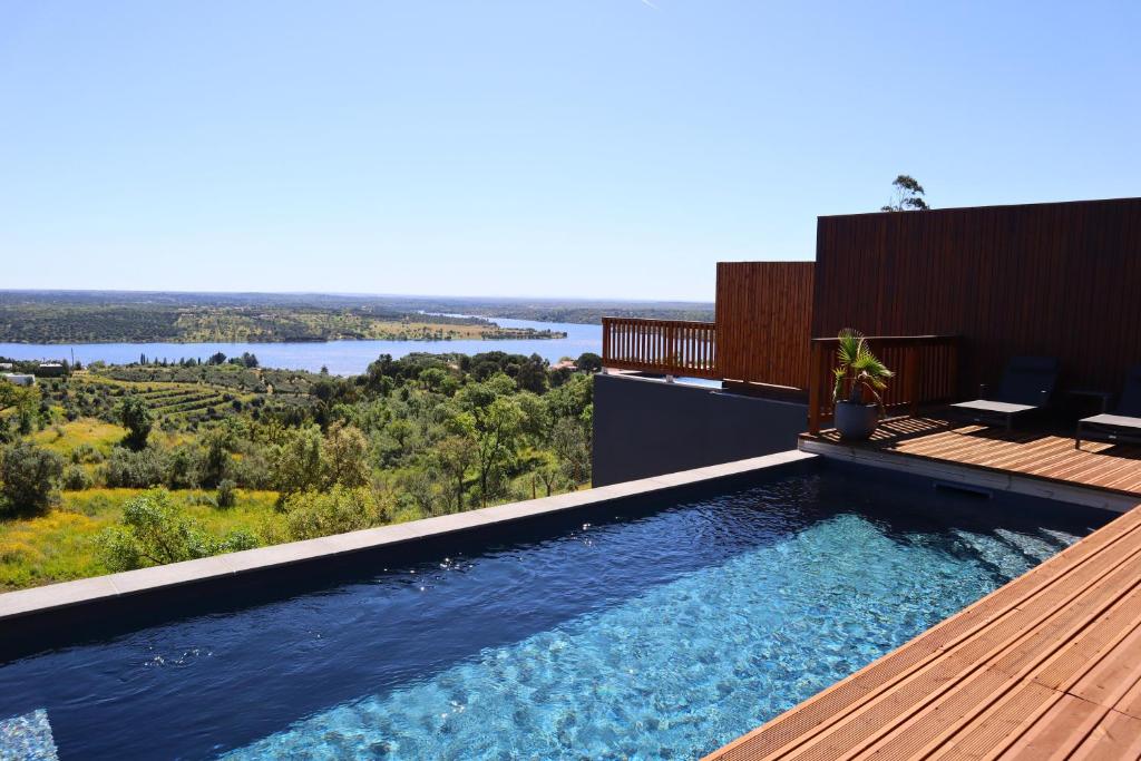 una piscina sul tetto di una casa di Caju Villas Montargil - Villa Pedra Furada a Montargil