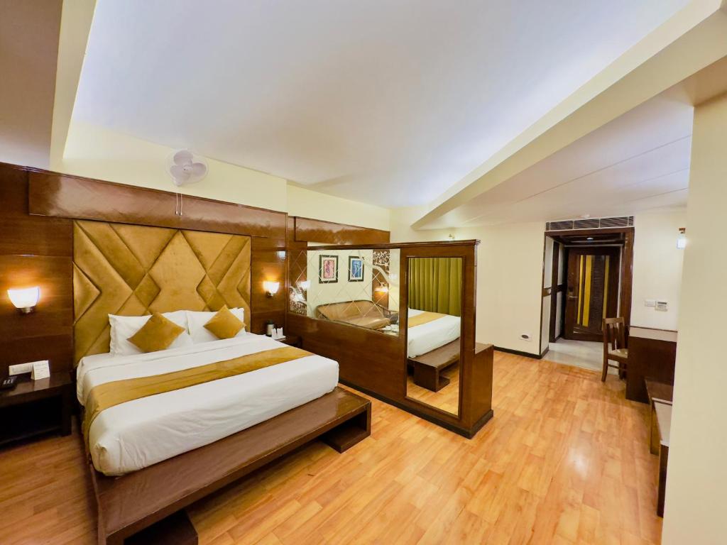 Postel nebo postele na pokoji v ubytování River Grand View Resort and SPA Manali - A River side Property