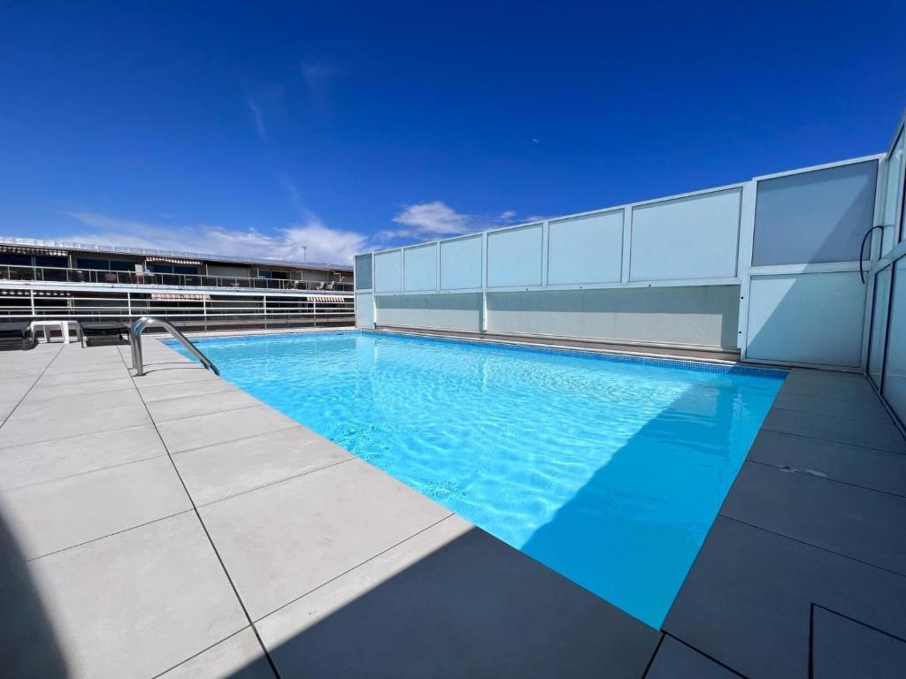 une piscine sur le toit d'un immeuble dans l'établissement Villa D'Este - Apt 4 prs - clim - 300m plage - piscine-parking en option, à Juan-les-Pins