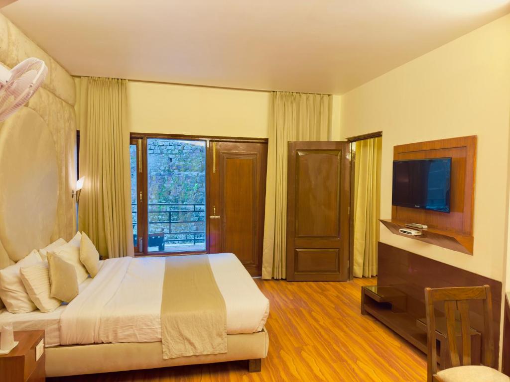 Postel nebo postele na pokoji v ubytování River Grand View Resort and SPA Manali - A River side Property