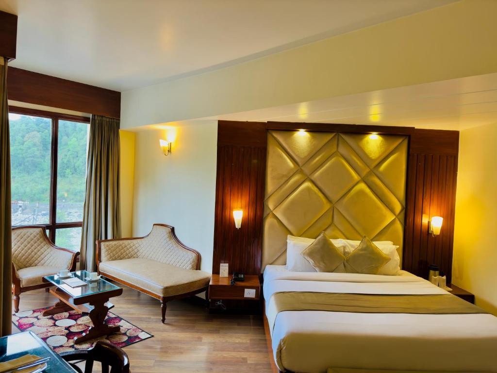 Postel nebo postele na pokoji v ubytování River Grand View Resort and SPA Manali - A River side Property