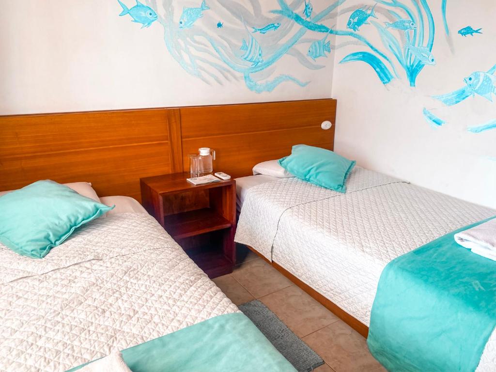 Postel nebo postele na pokoji v ubytování Hotel Coral Blanco with high speed internet Starlink and Galapagos Tour Operator