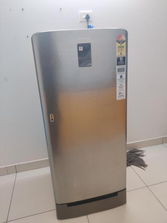 - un réfrigérateur en acier inoxydable installé dans la pièce dans l'établissement Laasya Comforts, à Mangalore