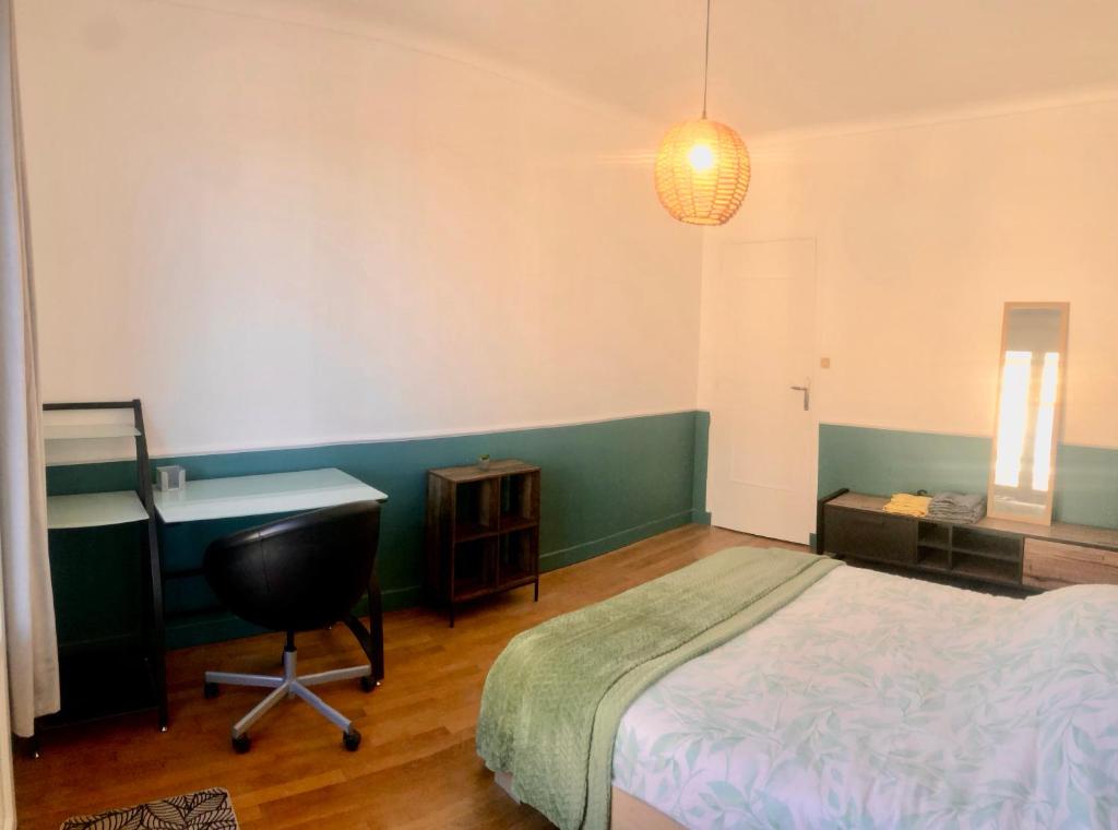 Schlafzimmer mit einem Bett, einem Schreibtisch und einem Schreibtisch in der Unterkunft Chambre à Sigoules dans maison partagée in Sigoulès