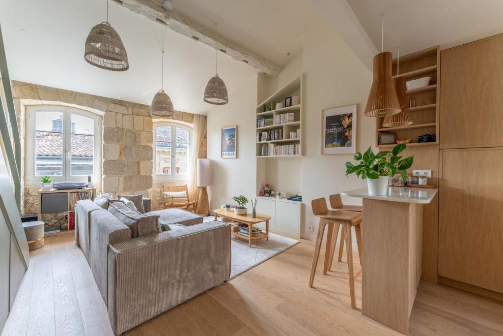 un salon avec un canapé et une table dans l'établissement Appartement du Palais - Welkeys, à Bordeaux
