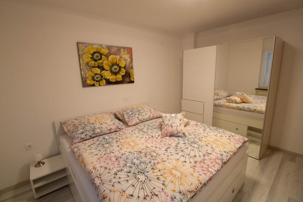 1 dormitorio con 2 camas y un cuadro en la pared en Apartma pri Klari, en Kočevje