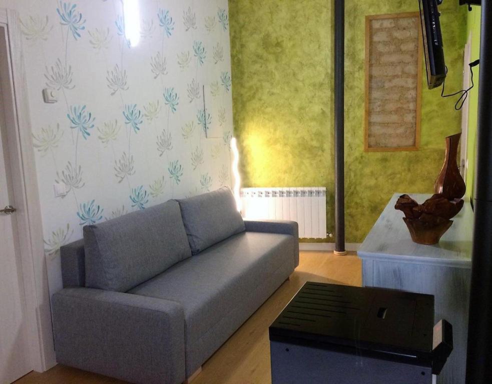 sala de estar con sofá y mesa en Ribera Del Duero Crianza, en Tubilla del Lago