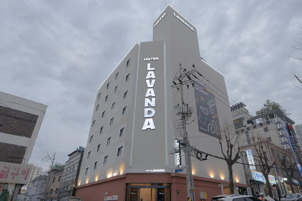 um edifício alto com um cartaz numa cidade em Hotel Lavanda em Incheon