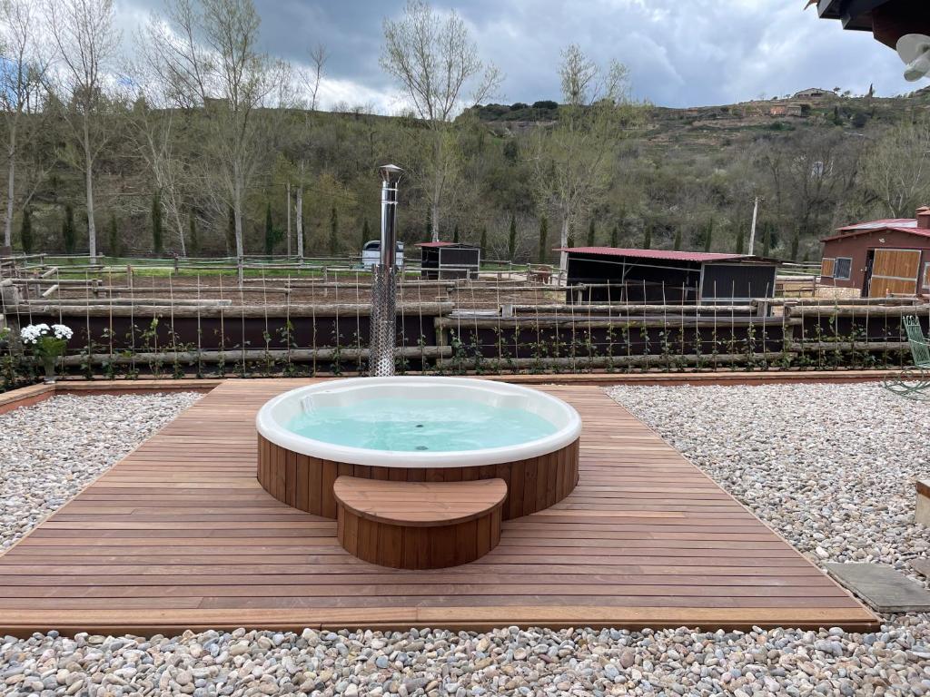 una vasca idromassaggio su una terrazza in legno di Touristic Ballonga Horses a Solsona