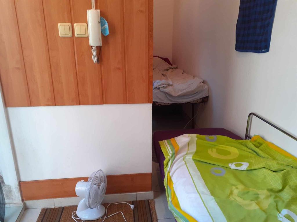 Habitación pequeña con cama y armario en Топ център Варна, на минути пеш от морето!, en Varna