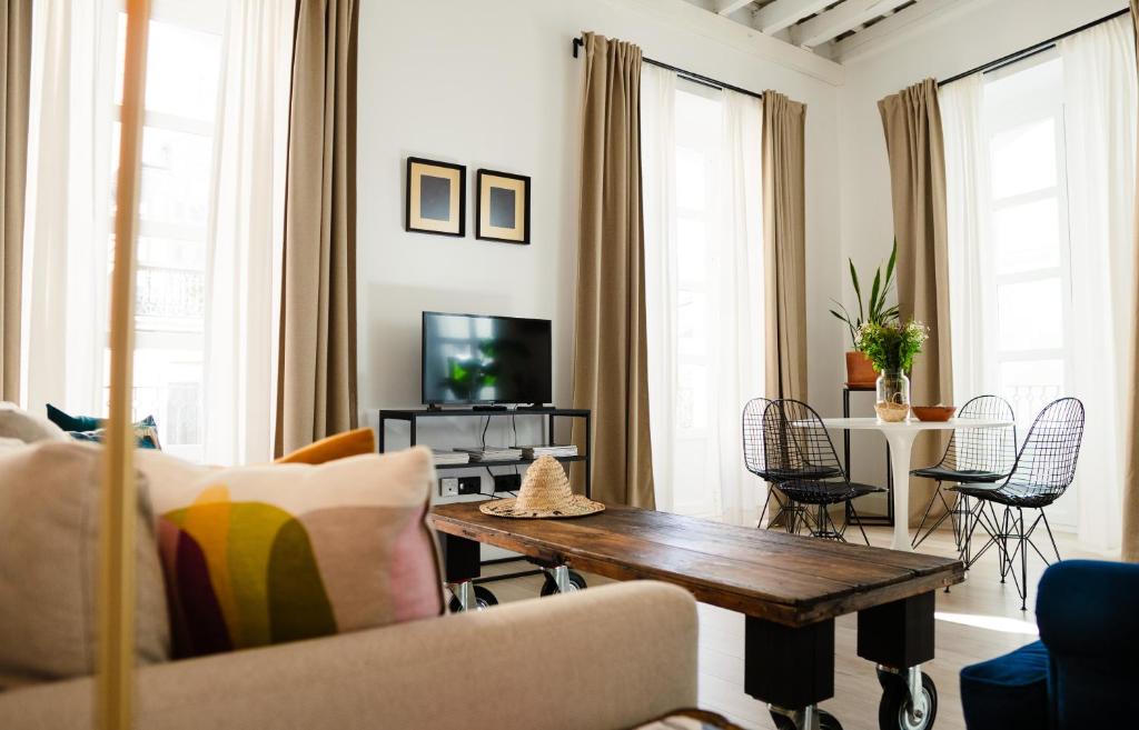 - un salon avec un canapé et une table dans l'établissement Casa Miguel - Apartamento 3, à Sanlúcar de Barrameda