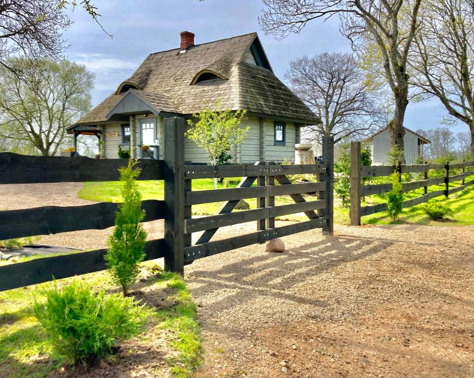 雲特史比斯的住宿－Dižbraki，小屋前的木栅栏