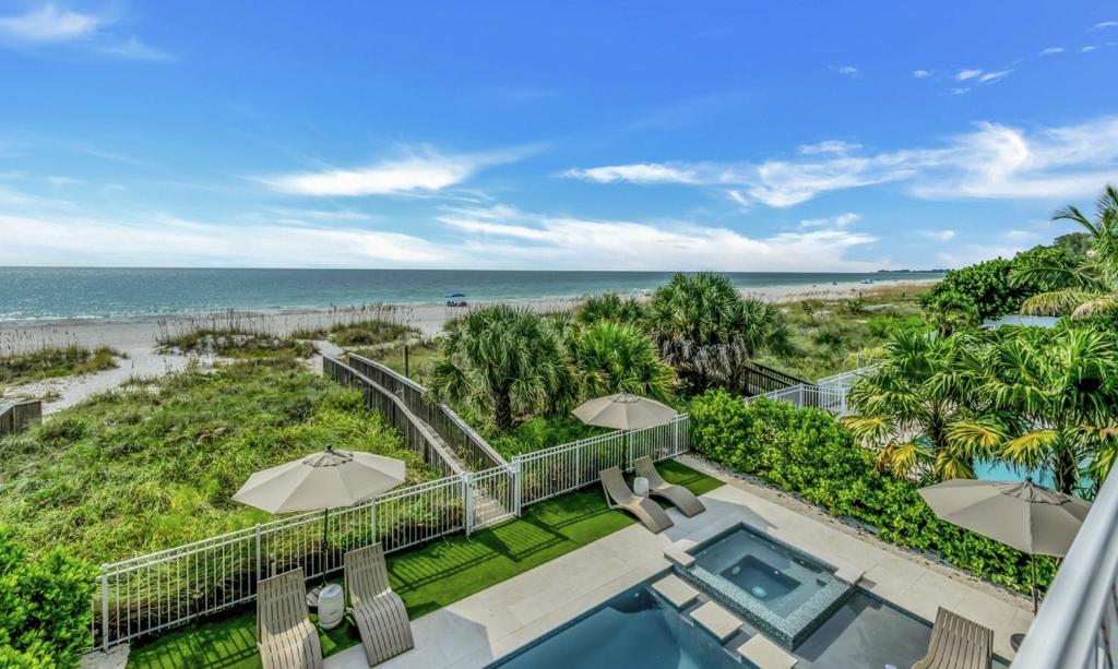 Paradise Beach, 8 bed, 6,5 bath, Beachfront & Pet Friendly!, Bradenton Beach (updated prices 2024)
