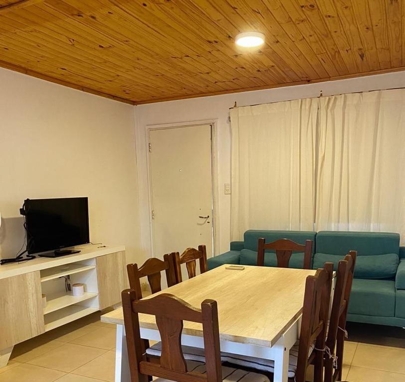 聖地亞哥－德爾埃斯特羅的住宿－Finca Amankay con alojamiento para 5 personas，客厅配有桌子和蓝色沙发