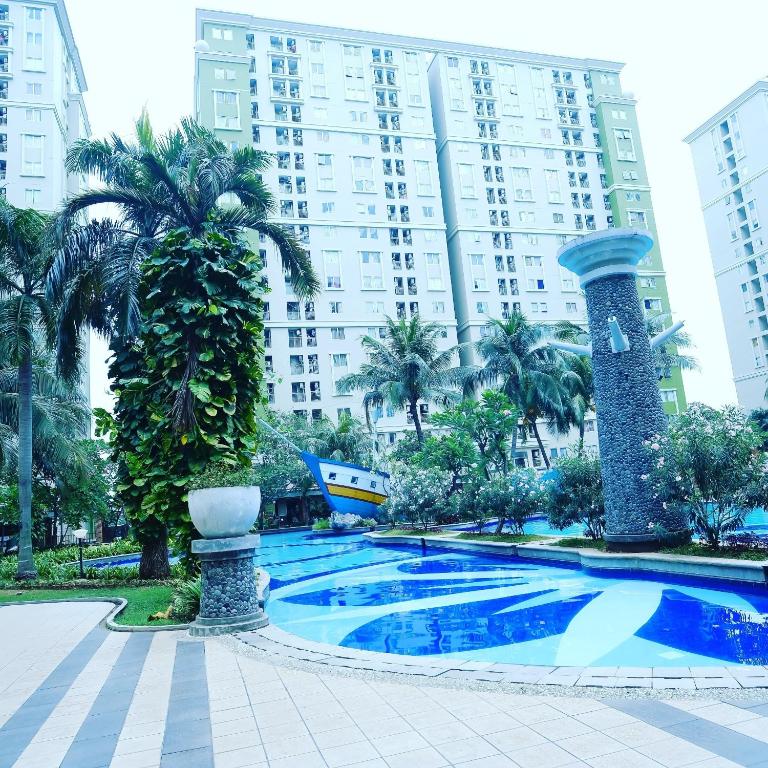 Bazén v ubytování Kalibata Apartemen by Oficial Group nebo v jeho okolí