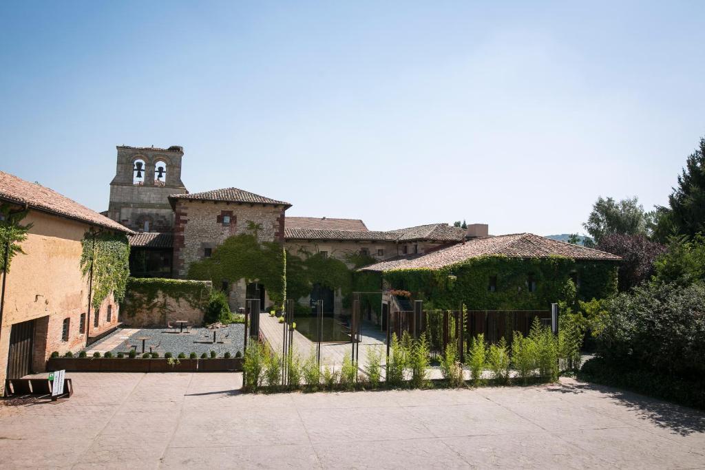 A garden outside Hotel Boutique El Convento de Mave