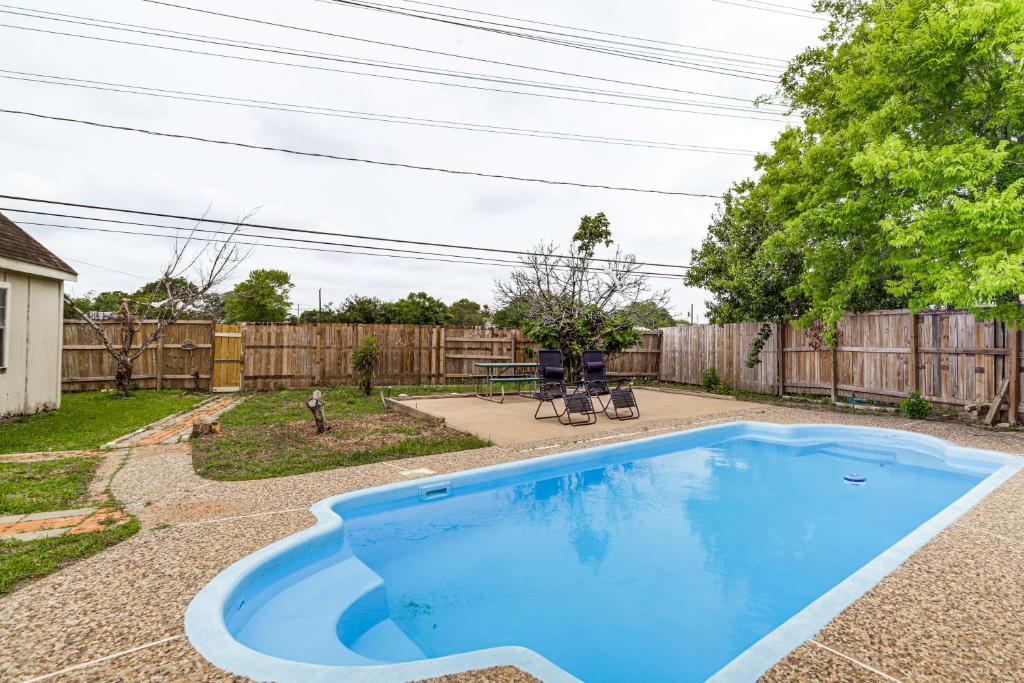 Bassein majutusasutuses Newly Renovated Houston Home with Private Pool! või selle lähedal