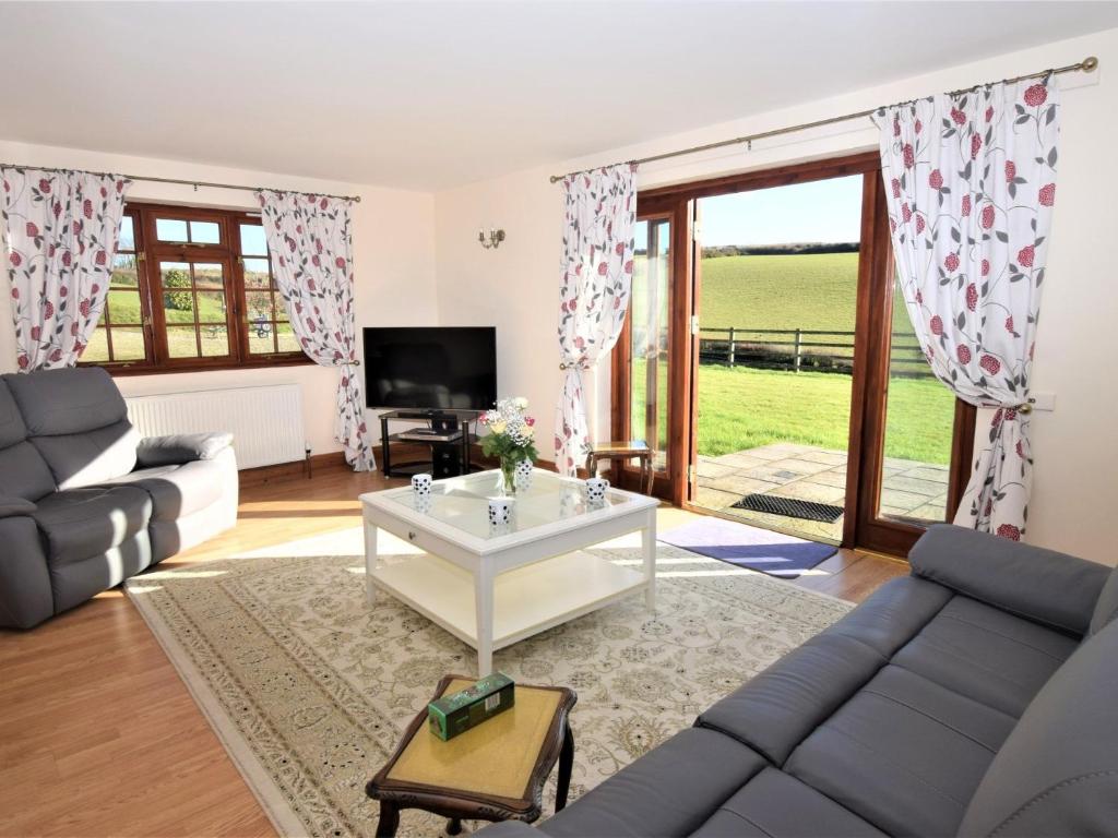 a living room with a couch and a table at 2 Bed in Looe LANDC in Duloe