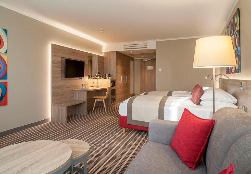 um quarto de hotel com uma cama e uma secretária em ComFo inn em Sītāmarhi