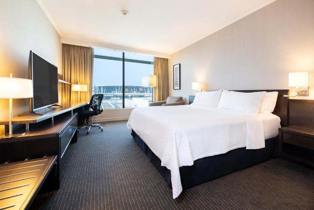 Кровать или кровати в номере Holiday Inn Santiago - Airport Terminal by IHG