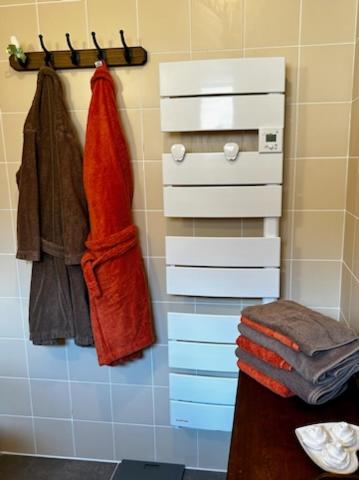 une salle de bain avec un tas de tiroirs et de serviettes dans l'établissement le 438 baie de somme bis, à Chépy