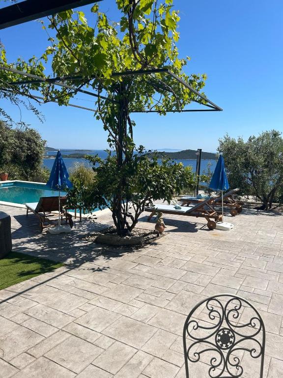 Bazén v ubytovaní Holiday Home Bepo alebo v jeho blízkosti