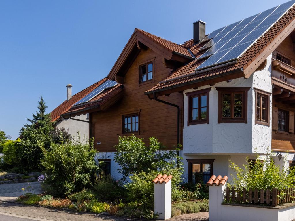 a house with solar panels on the roof at Ferienwohnung im Grünen in Zaberfeld