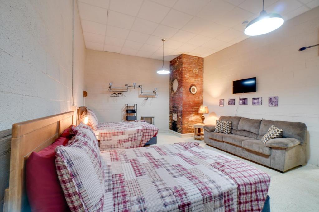 ein Wohnzimmer mit einem Bett und einem Sofa in der Unterkunft Briceville Apt with Mountain Views ATVs Welcome! 