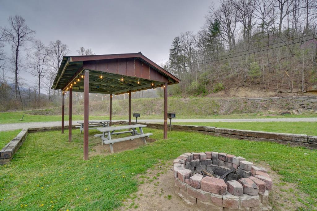 ein Picknickplatz mit einem Picknicktisch und einer Feuerstelle in der Unterkunft Pet-Friendly Briceville Studio with Mountain Views! 