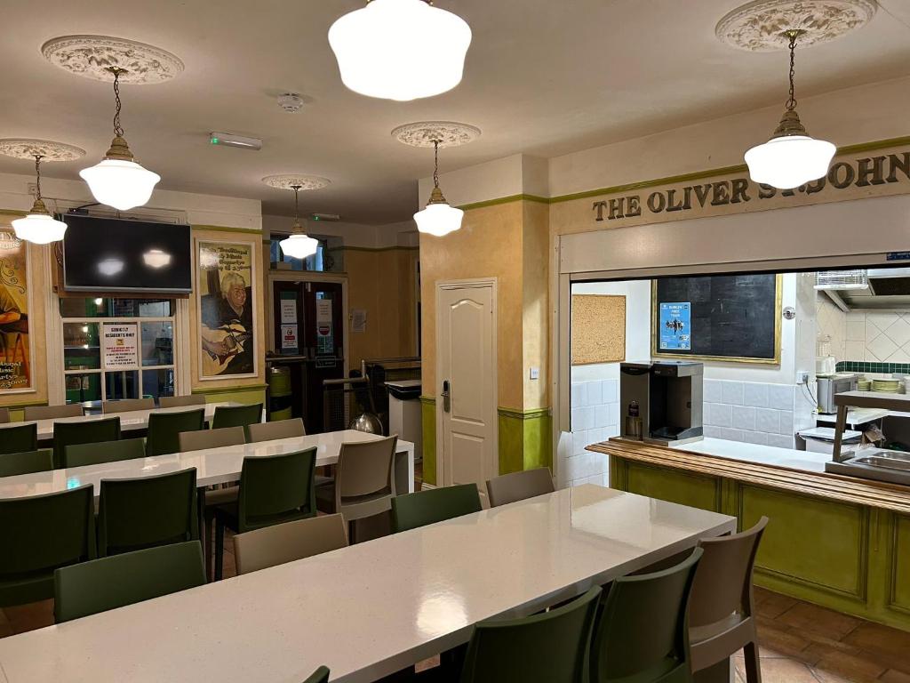 Kuchyň nebo kuchyňský kout v ubytování Gogartys Temple Bar Hostel