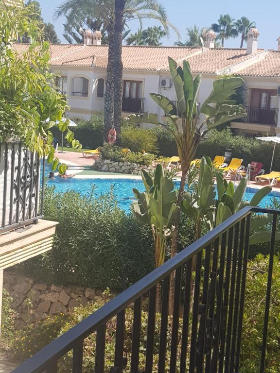 uma vista para a piscina a partir da varanda de uma casa em Appartement VERA PLAYA, Vera Coast, ANDALOUSIE em Vera