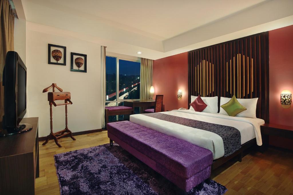 Postel nebo postele na pokoji v ubytování Mercure Pontianak City Center