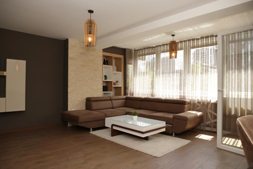 SkopjeLUX Apartments - Luxury One Bedroom - Street - Dame Gruev 3