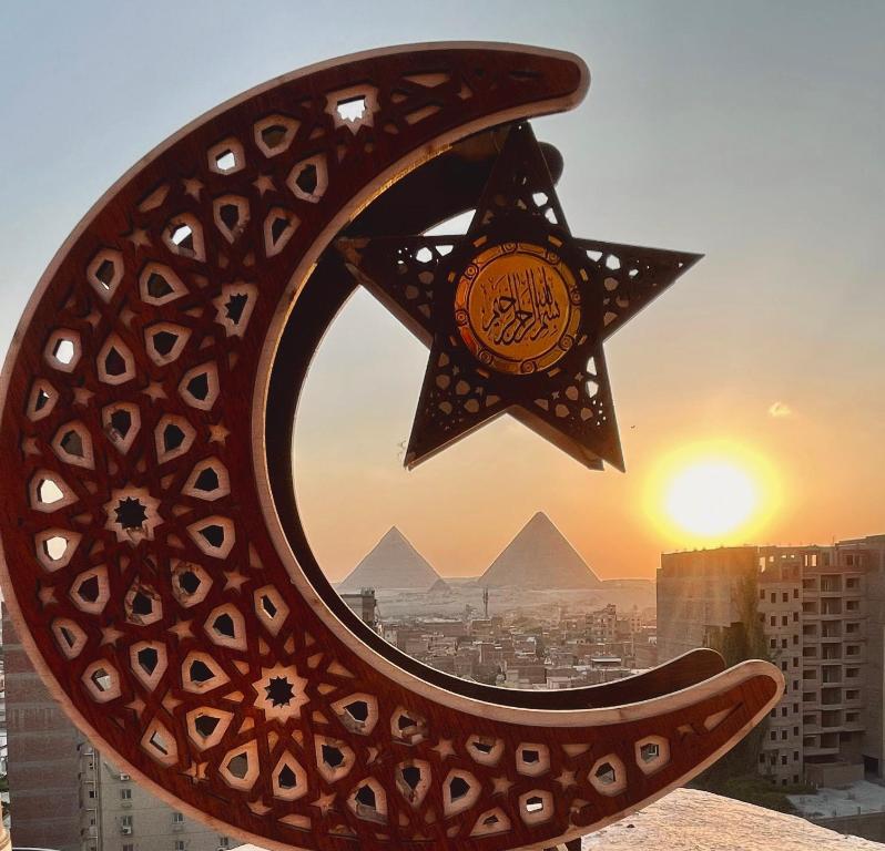 Jessy`s Hotel في القاهرة: هلال ونجمة فوق مبنى